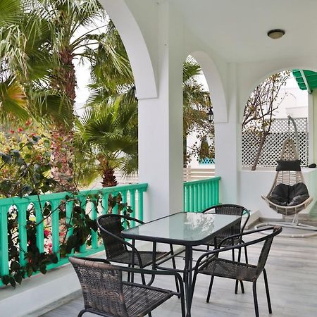 Kamari Beach Houses With Balcony And Garden Eksteriør bilde