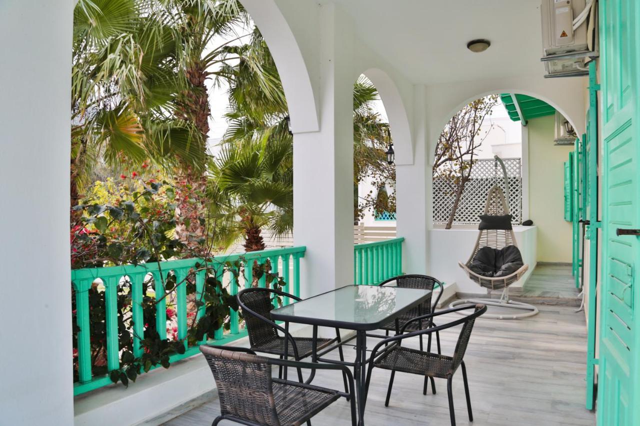 Kamari Beach Houses With Balcony And Garden Eksteriør bilde