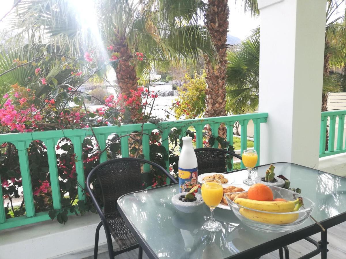 Kamari Beach Houses With Balcony And Garden Eksteriør bilde