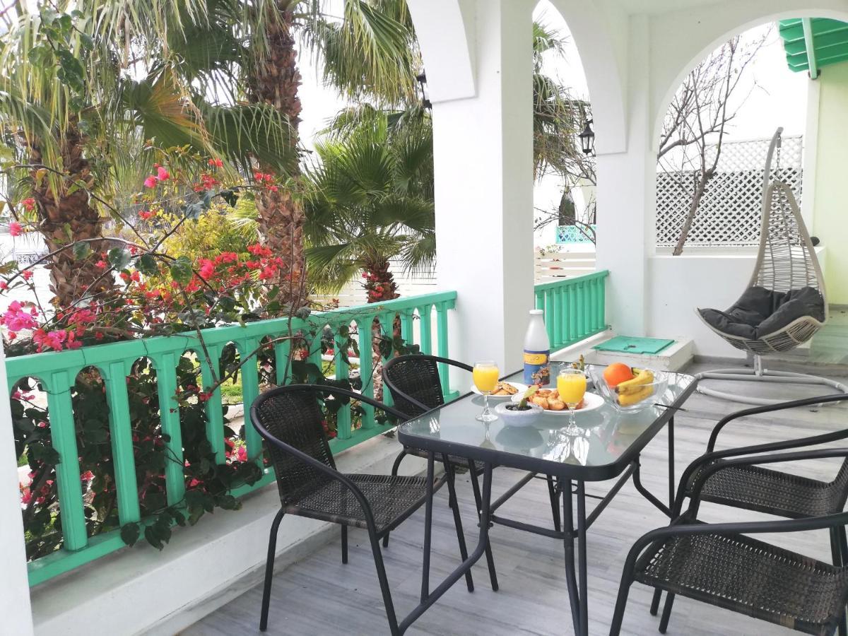 Kamari Beach Houses With Balcony And Garden Eksteriør bilde