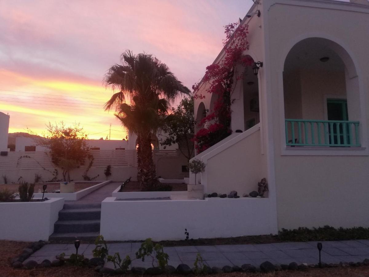 Kamari Beach Houses With Balcony And Garden Eksteriør bilde