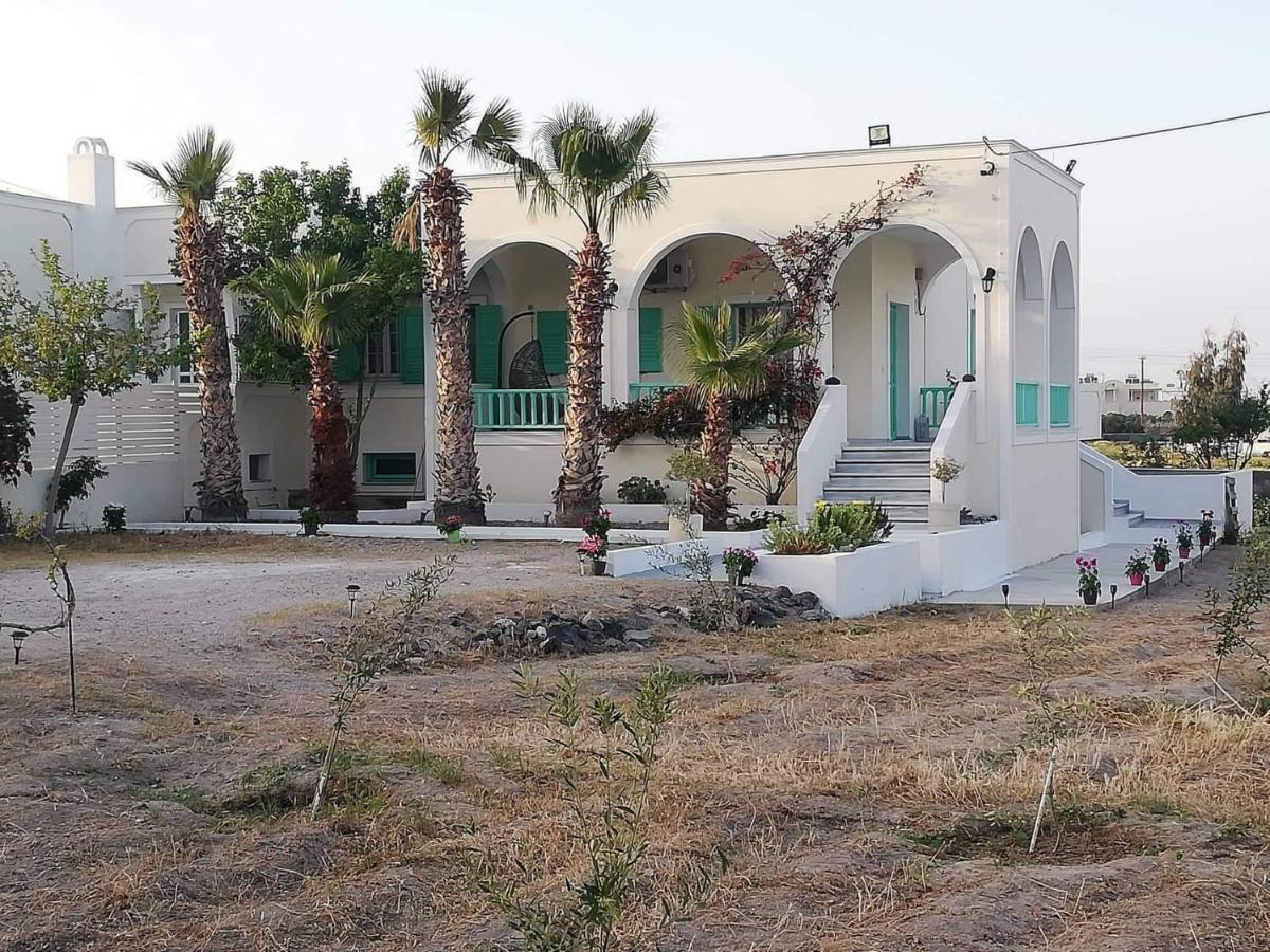 Kamari Beach Houses With Balcony And Garden Eksteriør bilde