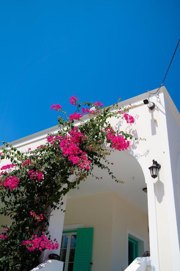 Kamari Beach Houses With Balcony And Garden Eksteriør bilde