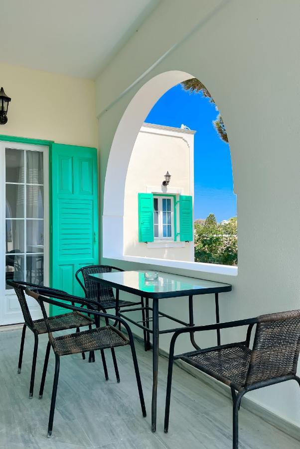 Kamari Beach Houses With Balcony And Garden Eksteriør bilde