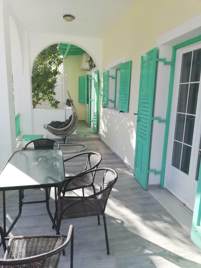 Kamari Beach Houses With Balcony And Garden Eksteriør bilde
