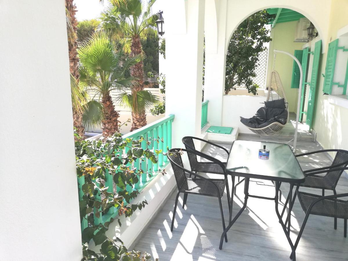 Kamari Beach Houses With Balcony And Garden Eksteriør bilde